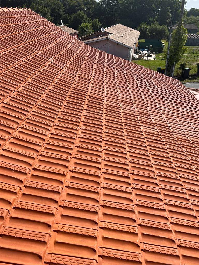 Société spécialisée dans le nettoyage de toiture avec traitement hydrofuge dans le Médoc en Gironde