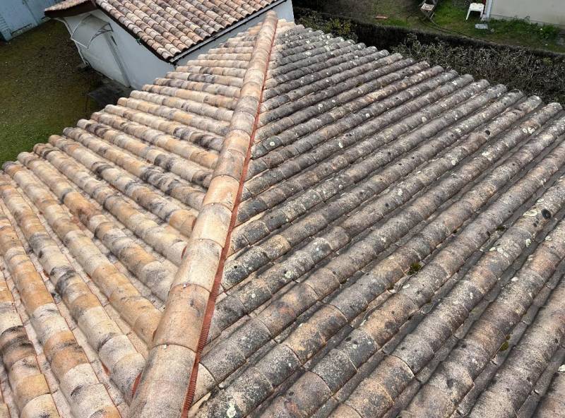 Démoussage de toiture pour une maison en tuiles méridionales de 300m2 à Grayan et l'Hôpital