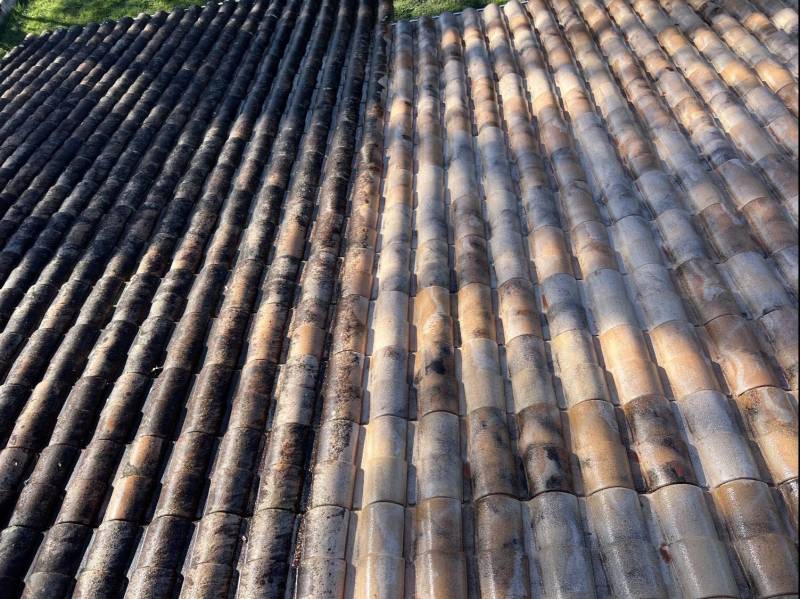 Démoussage de toiture avec traitement hydrofuge par un artisan spécialisé à Soulac sur Mer