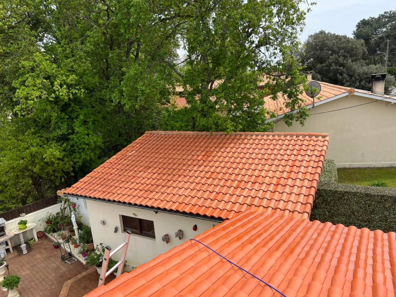 Démoussage de toiture avec traitement hydrofuge pour nettoyer une toiture en tuiles canal vers Hourtin proche Carcan