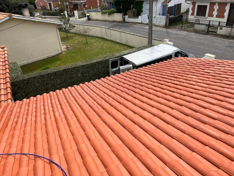 Nettoyage et démoussage avec traitement hydrofuge pour une toiture en tuiles canal à Soulac Sur Mer près de Saint Vivien de Médoc