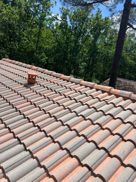 Nettoyage de toiture en 4 phases avec traitement hydrofuge à GRAYAN ET L'HOPITAL dans le Médoc en Gironde