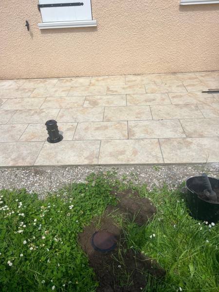 À quoi ressemble une station d’appâtage anti-termites posée autour d’une maison Bordeaux?