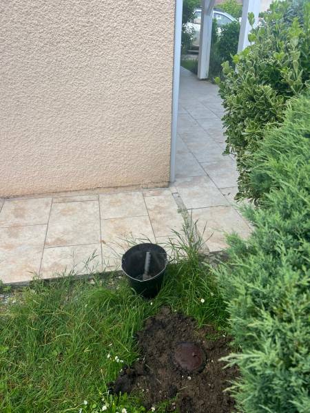 Installation de pièges Exterra contre les termites à proximité d’une maison infestée à Royan 