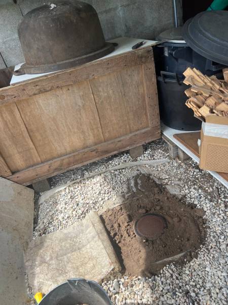 Installation de pièges Exterra contre les termites à proximité d’une maison infestée à Blanquefort en Gironde