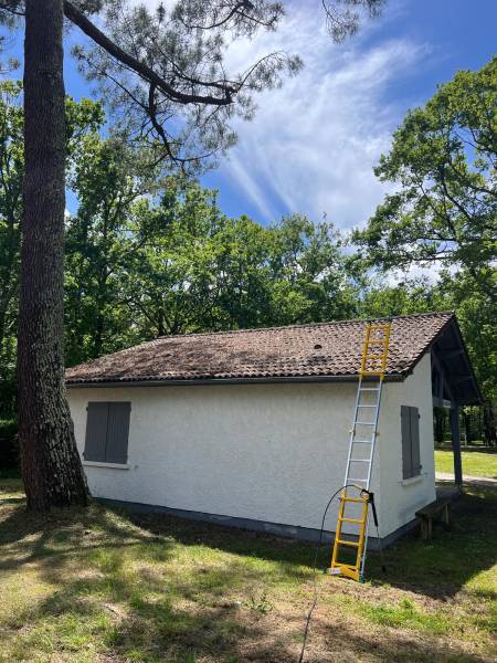 Nettoyage de toiture en 4 phases avec traitement hydrofuge à GRAYAN ET L'HOPITAL dans le Médoc en Gironde