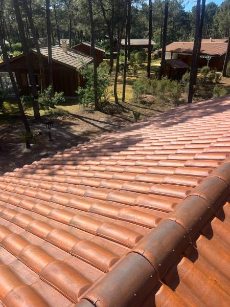 Nettoyage démoussage de toiture à Grayan-et-l’Hôpital (33) – Intervention au centre naturiste Euronat