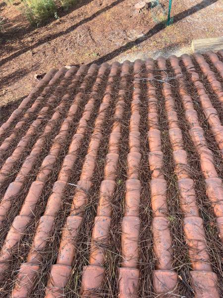 Quelles sont les étapes d’un traitement hydrofuge sur des tuiles anciennes ?